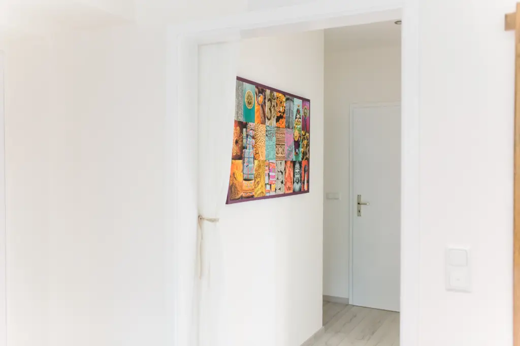 Heller Flur mit farbigem Kunstwerk auf dem Weg zum Kursraum in Mülheim an der Ruhr