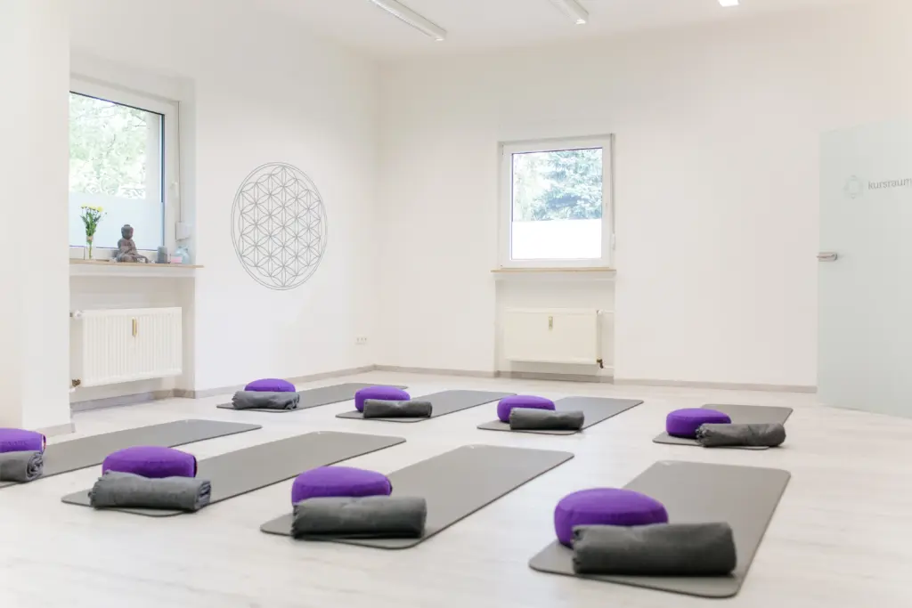 Yogaraum bei Bodymind am Sunderplatz mit großen Fenstern und vorbereiteten Übungsplätzen
