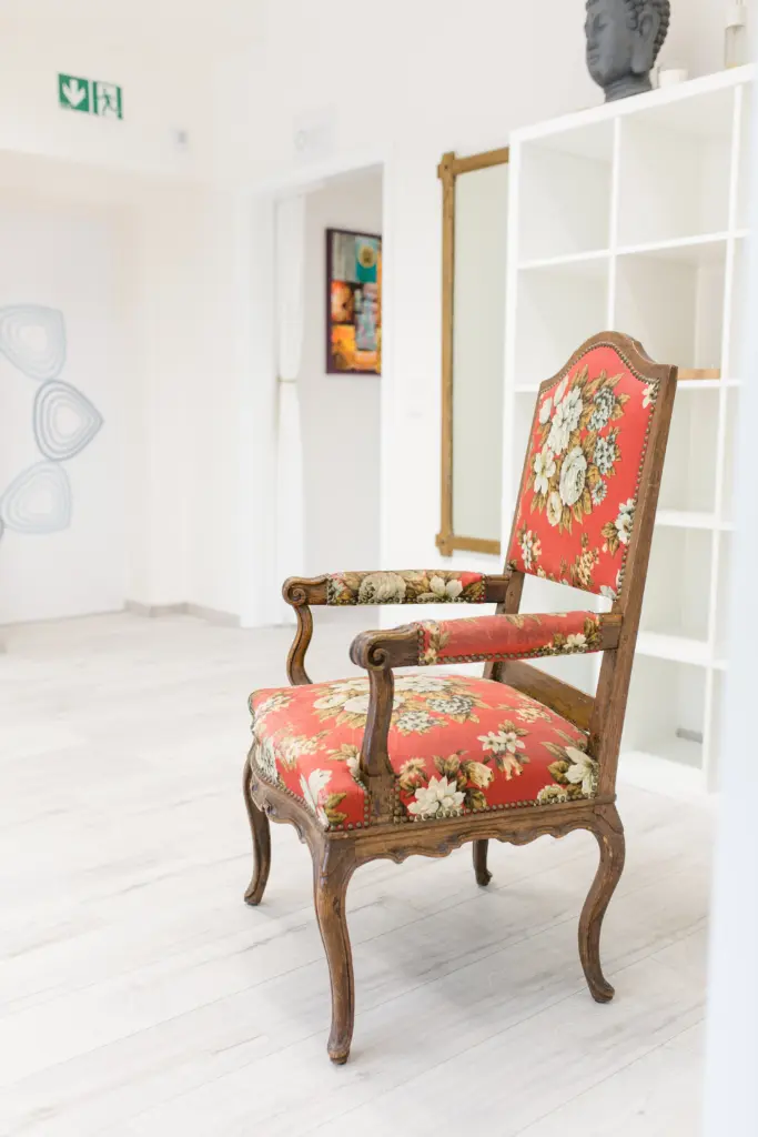 Roter Polstersessel neben dem Regal, Platz zum Ankommen vor dem Kurs