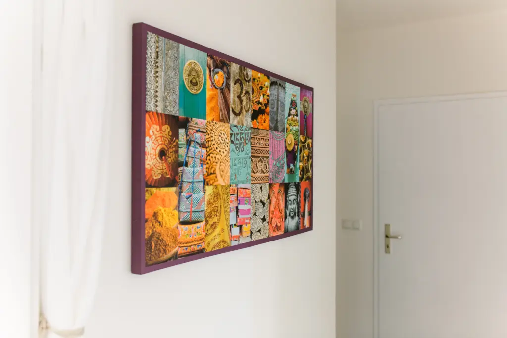 Großformatiges farbiges Gemälde an der Wand des bodymind Kursstudios in Mülheim an der Ruhr